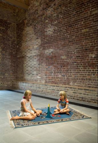 Children playng Game by Duane Hanson, 1979. Polyvinyl, polychromed in oil, mixed media, with accessories. Serpentine Galleries