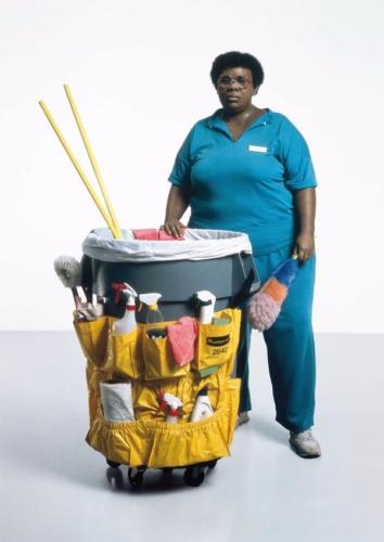 Queenie II by. Duane Hanson, 1988. Polychromed bronze, with accessories. Life size.