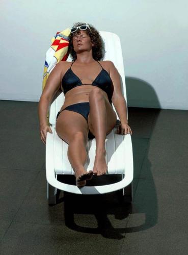 Sunbather with Black Bikini by Duane Hanson , 1989. Polychromed bronze, with accessories. Life size.