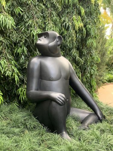 Tré Grand Singe Avisé by Francoise-Xavier Lalanne. Bronze, 2010.