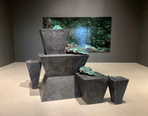 Viñales (Reclining Nude), 2015. Wakkusu, concrete, bronze and malachite. 48 x 64 x 101.